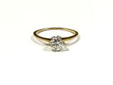 gros plan d'une bague en diamant sur une surface blanche