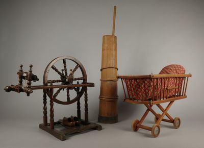 Lot comprenant : - baratte avec son batteur en bois naturel.…