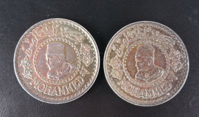 deux pièces d'argent portant l'image d'un homme et d'une femme