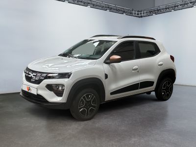 Le SUV blanc est garé dans une grande pièce au sol gris.