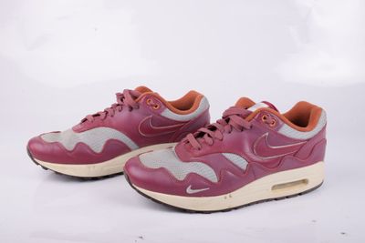 La Nike Air Max est rose et grise, avec une semelle marron clair