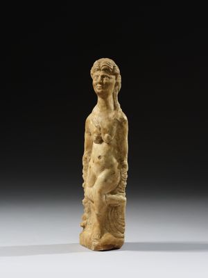 l'image d'une statue représentant une femme tenant un enfant dans ses bras