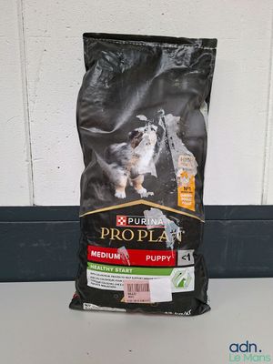 un sac de croquettes posé sur un plan de travail