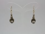 une paire de boucles d'oreilles en argent ornées de perles
