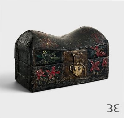 une petite boîte noire ornée d'un motif floral