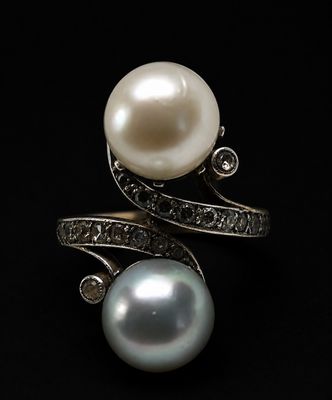 bague en perle et diamant sur fond noir