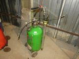 un extincteur vert posé dans un garage