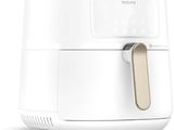 La friteuse à air chaud Philips est blanche et dotée d'une poignée en bois