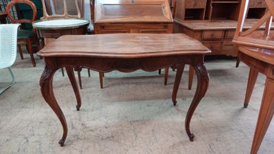 une petite table avec un plateau en bois au milieu d'une pièce