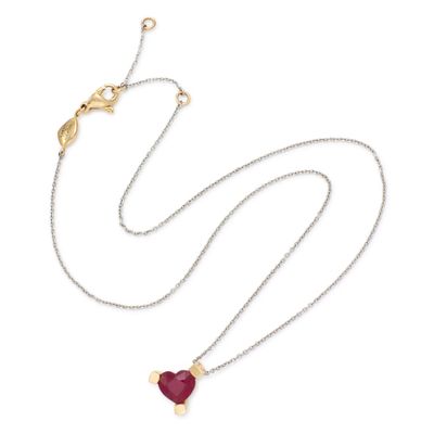 un gros plan d'un collier avec un cœur suspendu à une chaîne