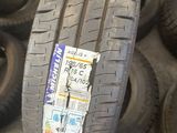 un tas de pneus posés par terre, sur lesquels sont collés des autocollants