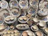 de nombreux types d'assiettes et de bols différents sur la table