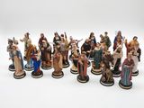 de nombreuses figurines de personnes qui se tiennent ensemble