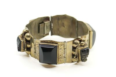 une image montrant un gros plan d'un bracelet sur fond blanc