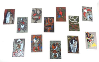 de nombreuses œuvres d'art posées sur la table