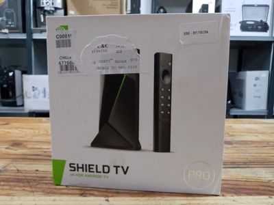 une boîte contenant une télécommande, posée sur une table