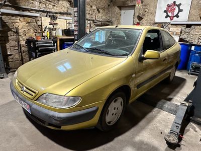 une voiture jaune garée dans un garage