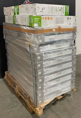 une pile de boîtes sur une palette dans un entrepôt