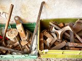 de nombreux outils dans une boîte verte posée par terre