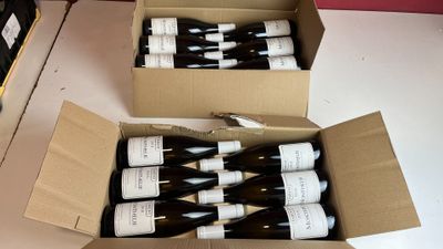 plusieurs bouteilles de vin se trouvent dans un carton sur une table