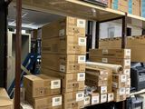 beaucoup de boîtes et de cartons sur les étagères de la pièce