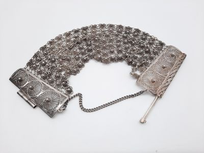 une vieille ceinture en argent avec une chaîne et un fermoir