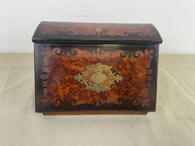 une vieille boîte en bois ornée d'un motif décoratif