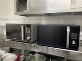 de nombreuses casseroles et poêles sur le comptoir de la cuisine