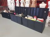 Plusieurs mannequins sont alignés en rang dans un magasin de vêtements