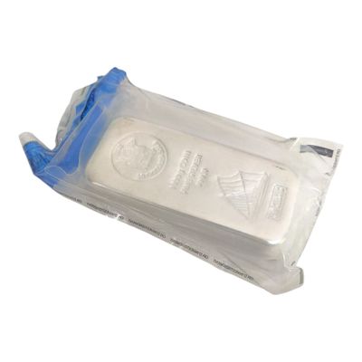 un sac en plastique contenant du savon posé sur une surface blanche