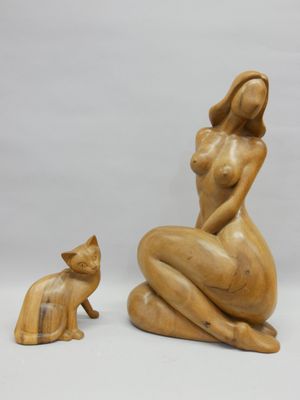 sculpture en bois représentant une femme et un chat sur fond blanc