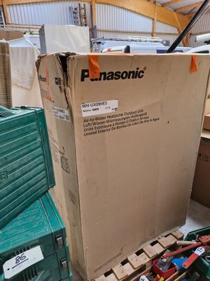 une grande boîte contenant tout un tas d'outils