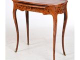 l'image d'une petite table en bois avec un tiroir en dessous