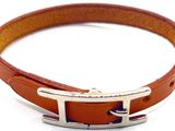 bracelet en cuir avec un fermoir en argent sur fond blanc
