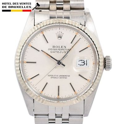 une photo d'une montre Rolex à cadran blanc montée sur un bracelet