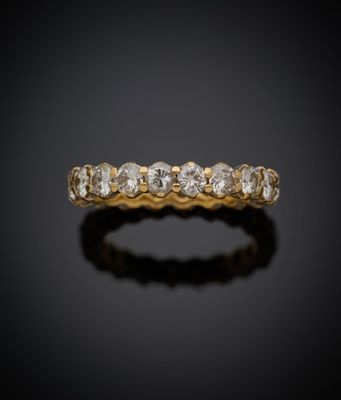 une bague en or jaune sertie de cinq diamants sur fond noir