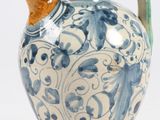 un vase bleu et blanc avec une anse sur une table