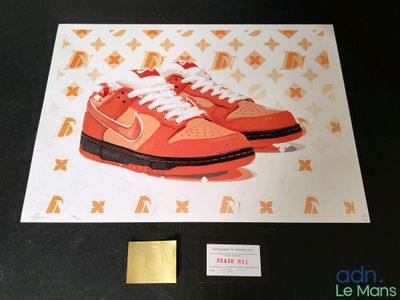 une photo d'une paire de baskets orange posées sur une table