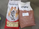 deux sacs de croquettes pour chien posés par terre