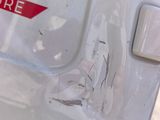 un gros plan d'une camionnette blanche sur laquelle est collé un autocollant rouge