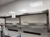 une grande étagère métallique au milieu d'une cuisine