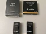 trois boîtes de parfum posées les unes à côté des autres sur une table