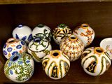 de nombreux vases posés ensemble sur une étagère