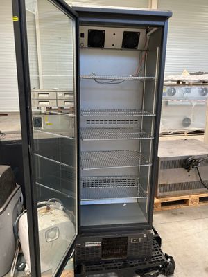 un réfrigérateur placé au milieu d'une pièce
