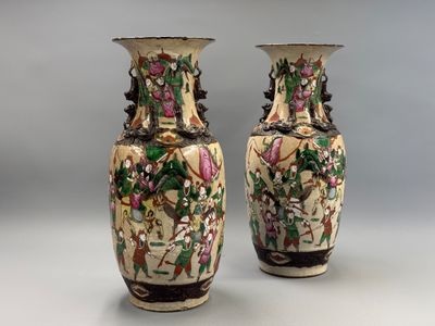 deux vases décorés de fleurs