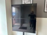 un homme se prenant en photo dans le miroir