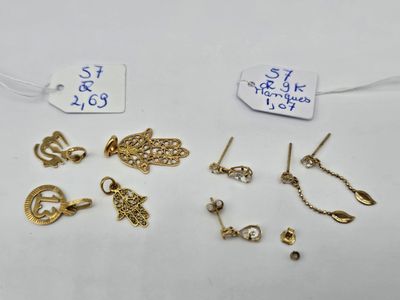 une collection de boucles d'oreilles en or et de boucles d'oreilles