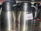 de nombreux modèles différents de bouilloires à café sur une étagère