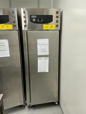 deux réfrigérateurs en acier inoxydable dans un coin de la pièce