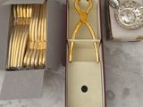 une boîte contenant une paire de ciseaux